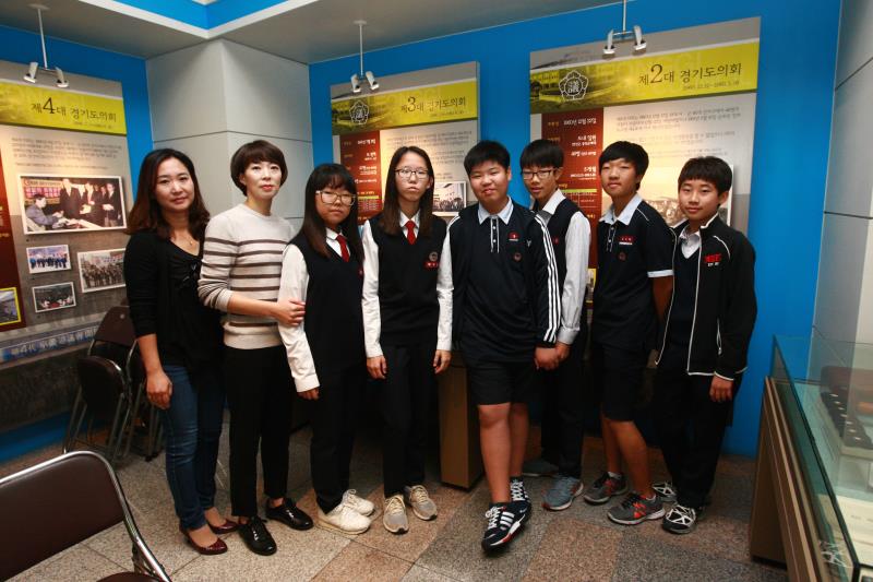 수원 율전중학교 의회견학 사진 2