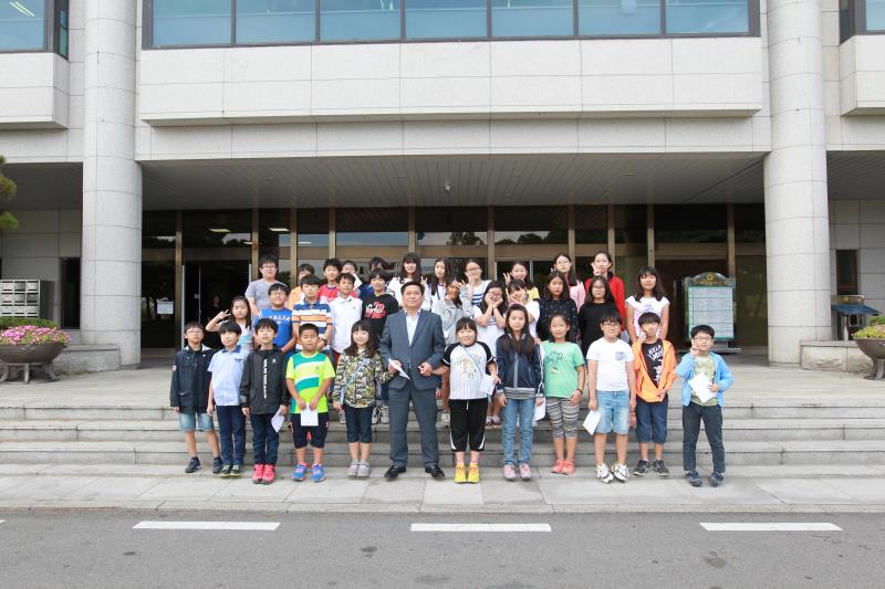 수원 초등학교 학생 의회 견학 방문 사진 2
