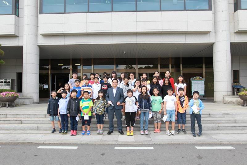 수원 초등학교 학생 의회 견학 방문 사진 3