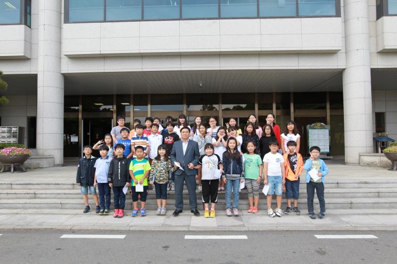 수원 초등학교 학생 의회 견학 방문 사진 4