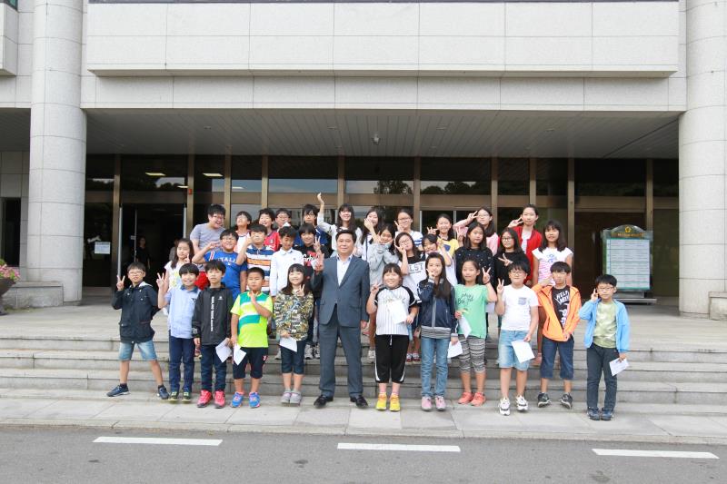 수원 초등학교 학생 의회 견학 방문 사진 8