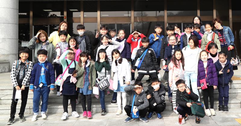 수원 선행초등학교 학생 의회 견학 사진 2