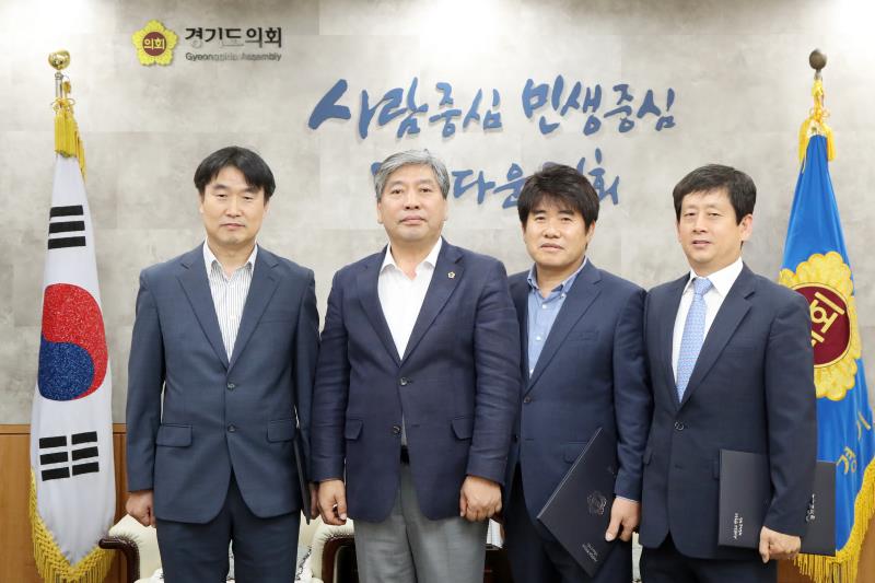 송한준 의장 4급 과장 사령장 교부_4