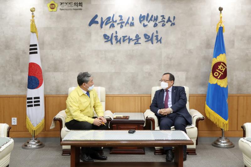 코로나19 극복 경기도의회 도의원 및 사무처 공무원 자율모금 기자회견 및 전달식_2