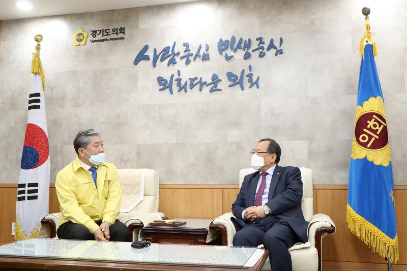 코로나19 극복 경기도의회 도의원 및 사무처 공무원 자율모금 기자회견 및 전달식_3
