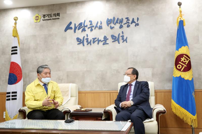 코로나19 극복 경기도의회 도의원 및 사무처 공무원 자율모금 기자회견 및 전달식_4