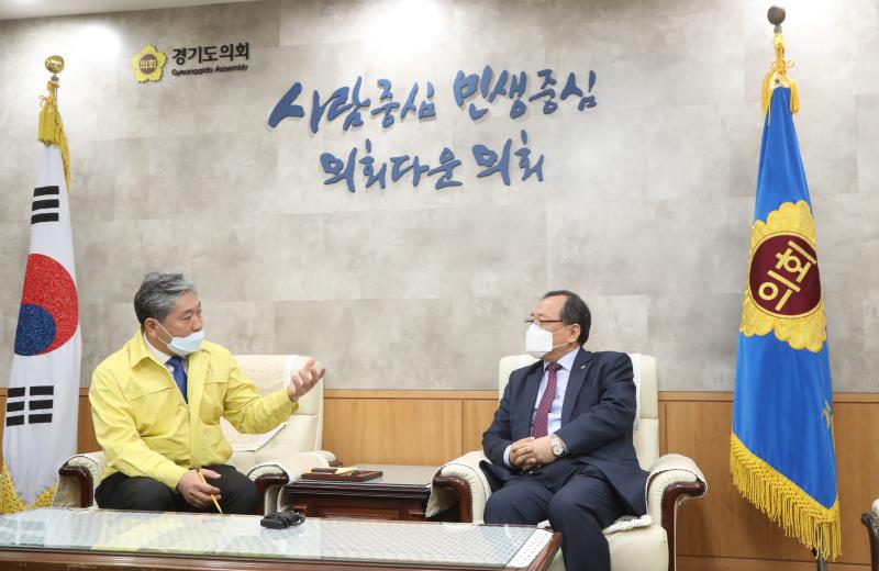 코로나19 극복 경기도의회 도의원 및 사무처 공무원 자율모금 기자회견 및 전달식_5