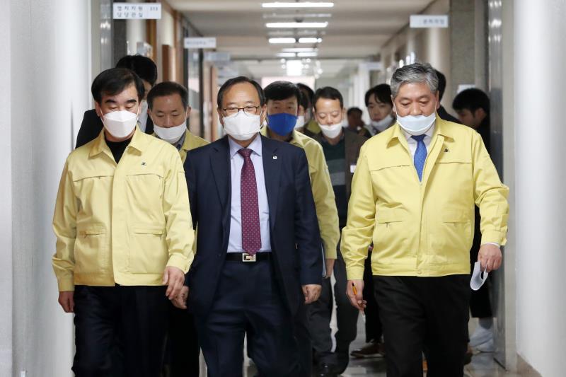 코로나19 극복 경기도의회 도의원 및 사무처 공무원 자율모금 기자회견 및 전달식_6