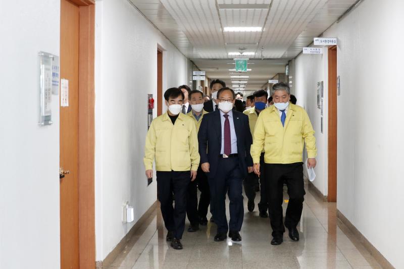 코로나19 극복 경기도의회 도의원 및 사무처 공무원 자율모금 기자회견 및 전달식_7