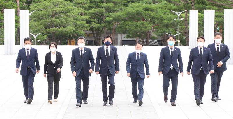 더불어민주당 수석대표단 현충탑 참배_2