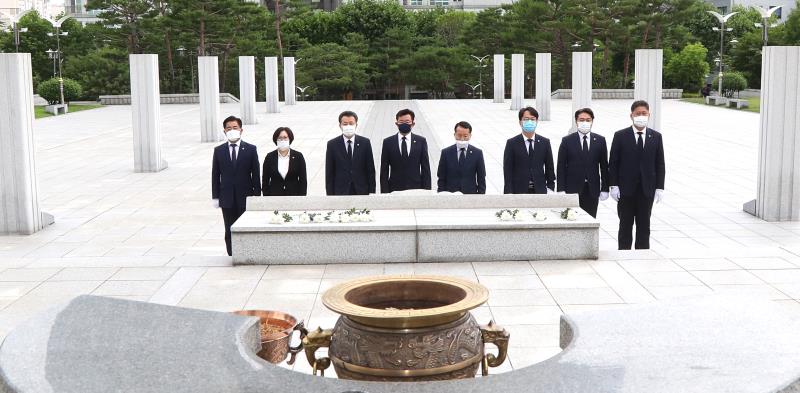 더불어민주당 수석대표단 현충탑 참배_3