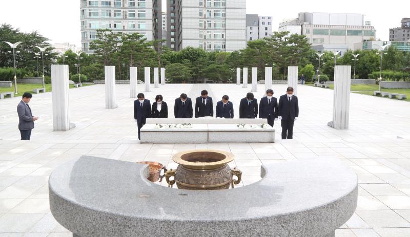 더불어민주당 수석대표단 현충탑 참배_4
