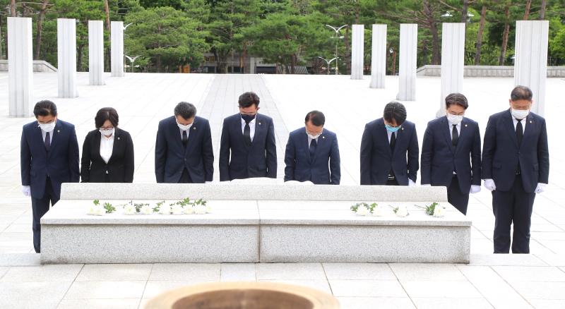 더불어민주당 수석대표단 현충탑 참배_5