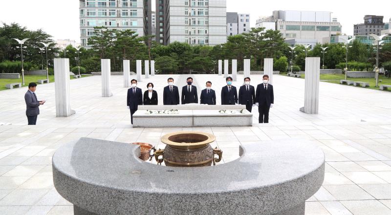 더불어민주당 수석대표단 현충탑 참배_6