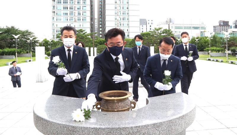 더불어민주당 수석대표단 현충탑 참배_7