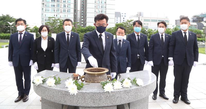 더불어민주당 수석대표단 현충탑 참배_8