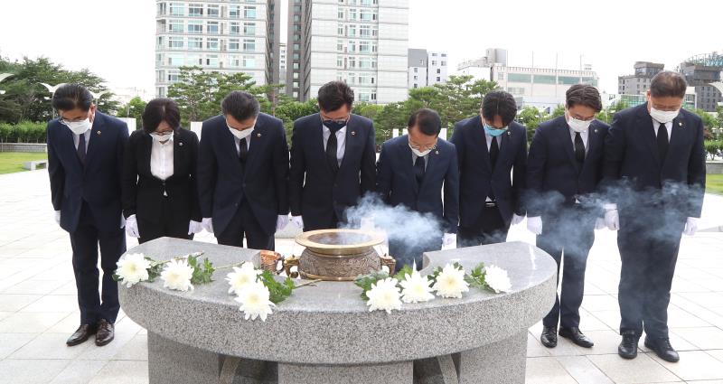 더불어민주당 수석대표단 현충탑 참배_9