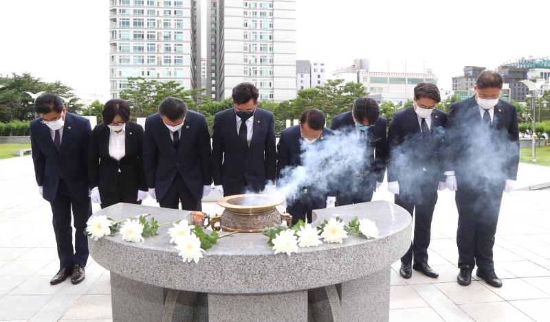 더불어민주당 수석대표단 현충탑 참배_10