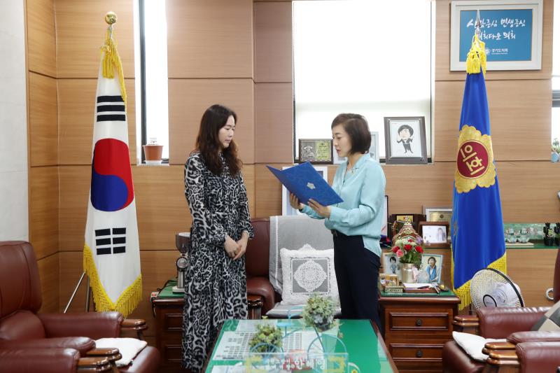 안혜영 부의장 표창장 전수_2