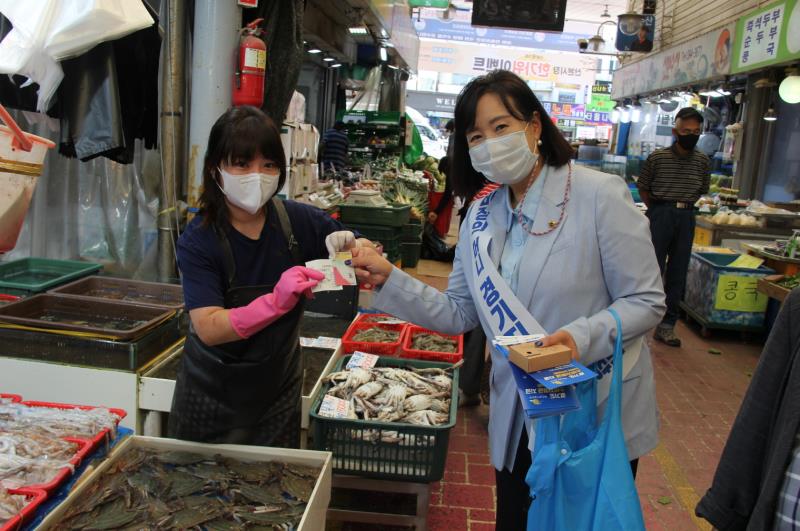 정윤경 교육기획위원장 군포전통시장 방문