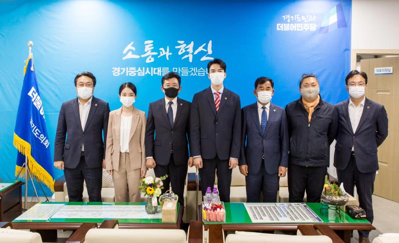 박근철 대표의원 경기도의회 웹드라마 출연진 접견