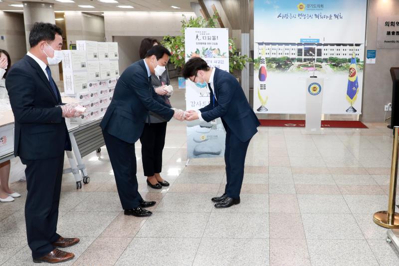 제10대 후반기 의장단 취임 100일 기념 의회사무처 직원 노고 감사 떡 나눔 행사_2