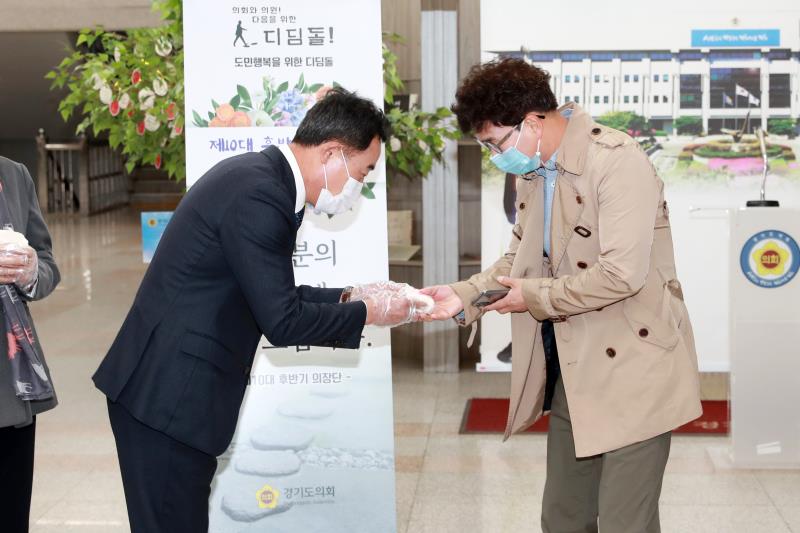 제10대 후반기 의장단 취임 100일 기념 의회사무처 직원 노고 감사 떡 나눔 행사_3