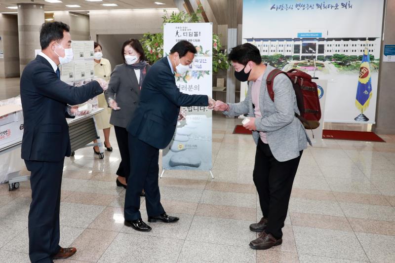 제10대 후반기 의장단 취임 100일 기념 의회사무처 직원 노고 감사 떡 나눔 행사_6