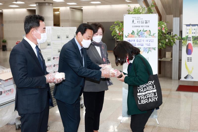 제10대 후반기 의장단 취임 100일 기념 의회사무처 직원 노고 감사 떡 나눔 행사_8