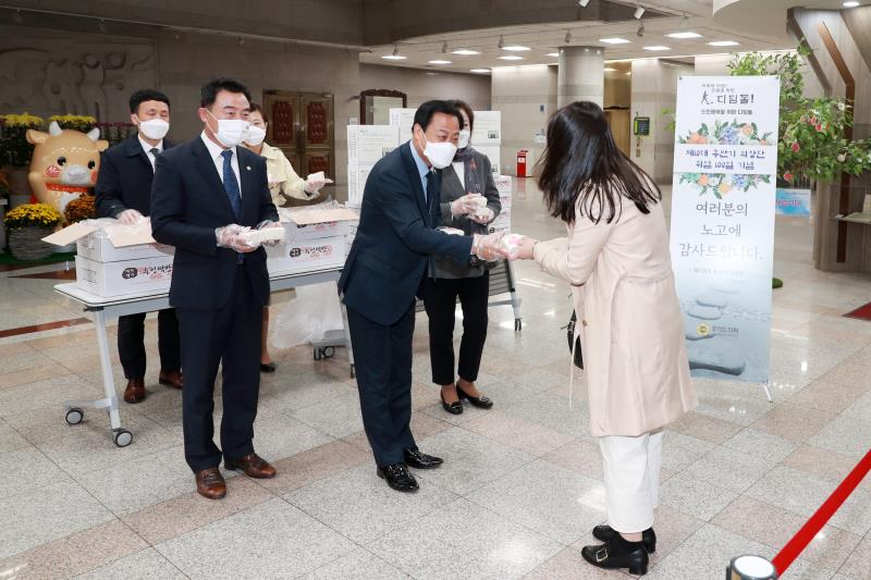 제10대 후반기 의장단 취임 100일 기념 의회사무처 직원 노고 감사 떡 나눔 행사_10
