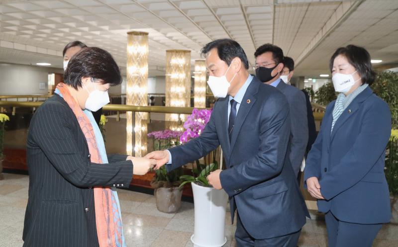 국회 서영교 행안위원장 접견 및 건의서 전달_3