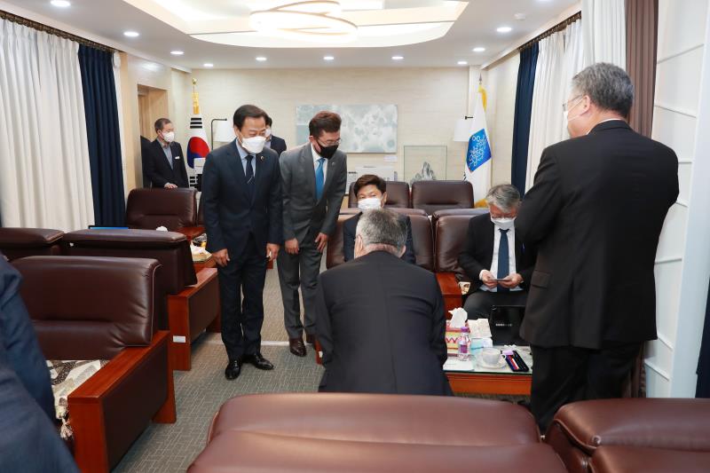 장현국 의장, 박근철 대표의원 2020년 경기도 국정감사장 방문