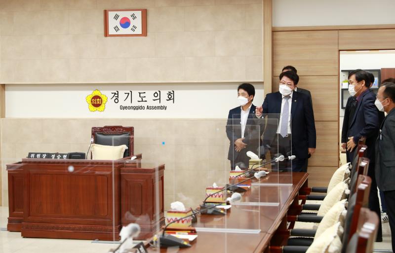정승현 의회운영위원장 경상남도의회 심삼동 의회운영위원장 접견_3