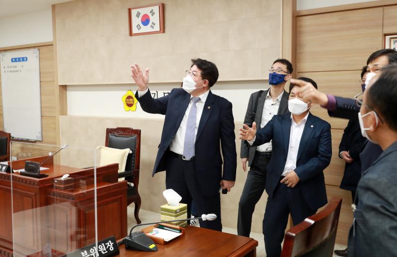 정승현 의회운영위원장 경상남도의회 심삼동 의회운영위원장 접견_4