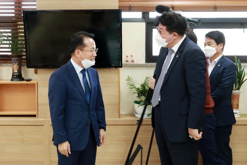 정승현 의회운영위원장 경상남도의회 심삼동 의회운영위원장 접견_8