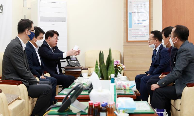 정승현 의회운영위원장 경상남도의회 심삼동 의회운영위원장 접견_10