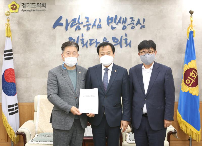 장현국 의장 김경호 의원 접견_6