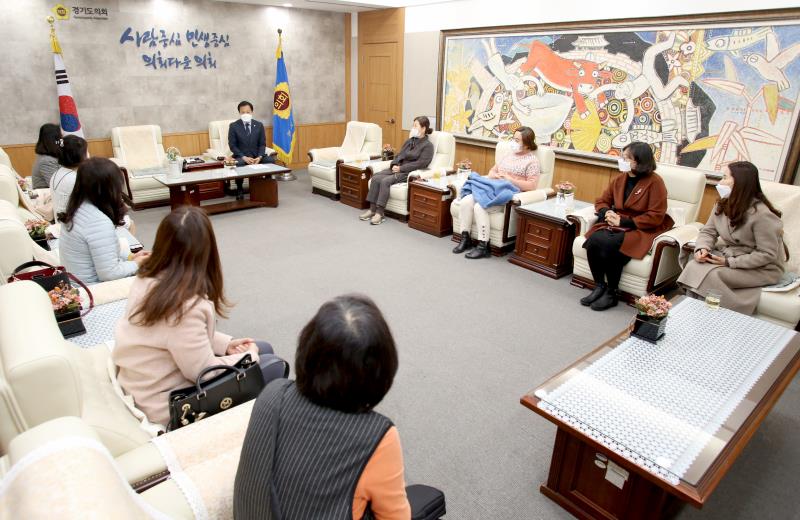 장현국의장 오향석 어린이집 원장 등 접견_6