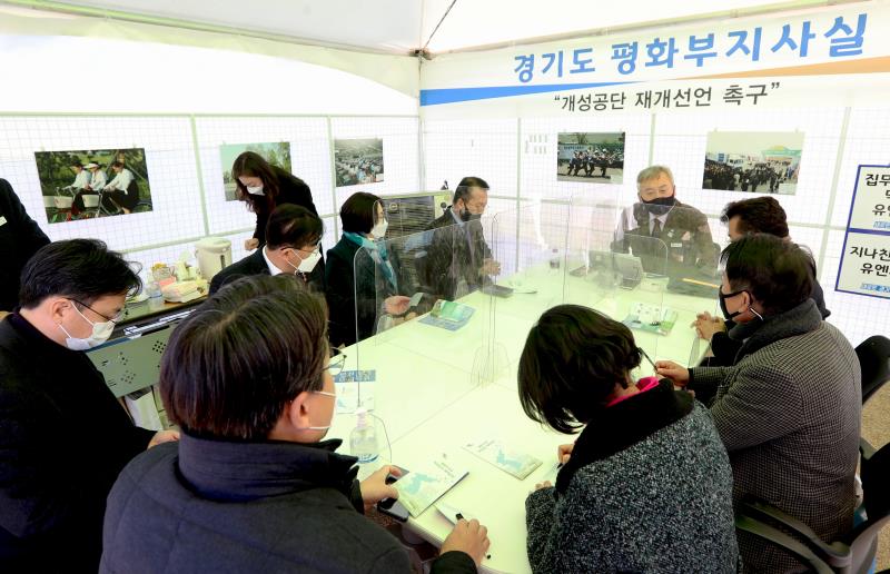 경기도의회 더불어민주당 수석대표단 경기도 평화부지사 임시집무실 지지방문_9