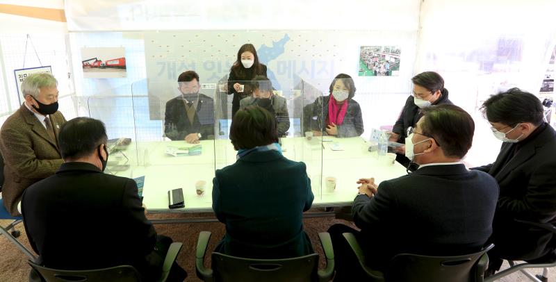 경기도의회 더불어민주당 수석대표단 경기도 평화부지사 임시집무실 지지방문_10