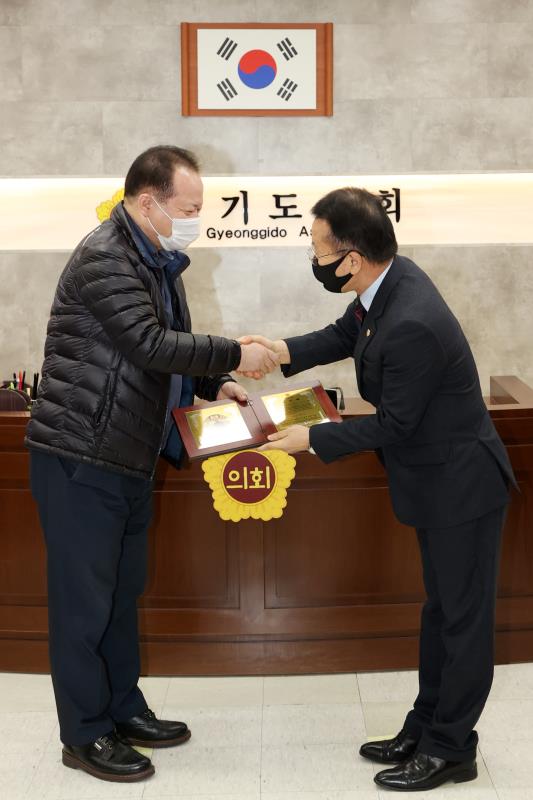 정승현 의회운영위원장 기획재정위원회 오태철 수석전문위원 공로패 수여_3