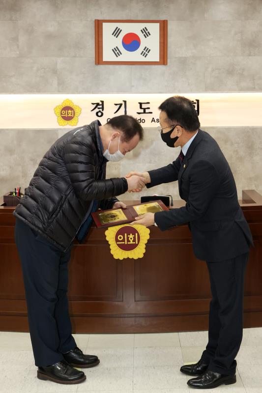 정승현 의회운영위원장 기획재정위원회 오태철 수석전문위원 공로패 수여_4