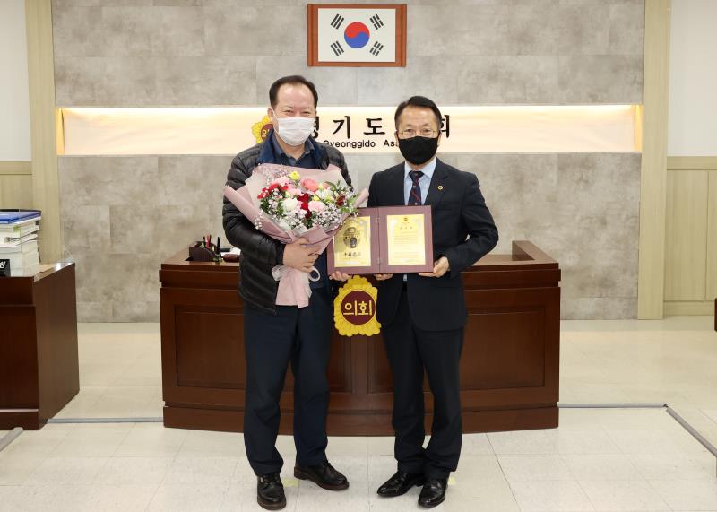 정승현 의회운영위원장 기획재정위원회 오태철 수석전문위원 공로패 수여_5