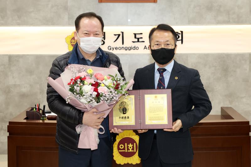정승현 의회운영위원장 기획재정위원회 오태철 수석전문위원 공로패 수여_6