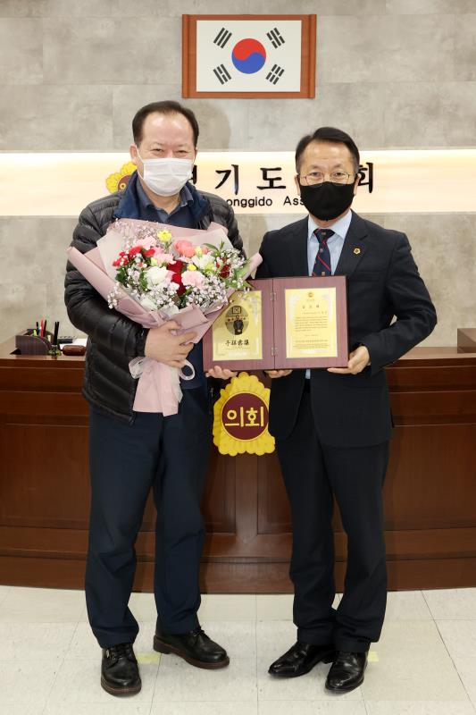 정승현 의회운영위원장 기획재정위원회 오태철 수석전문위원 공로패 수여_7