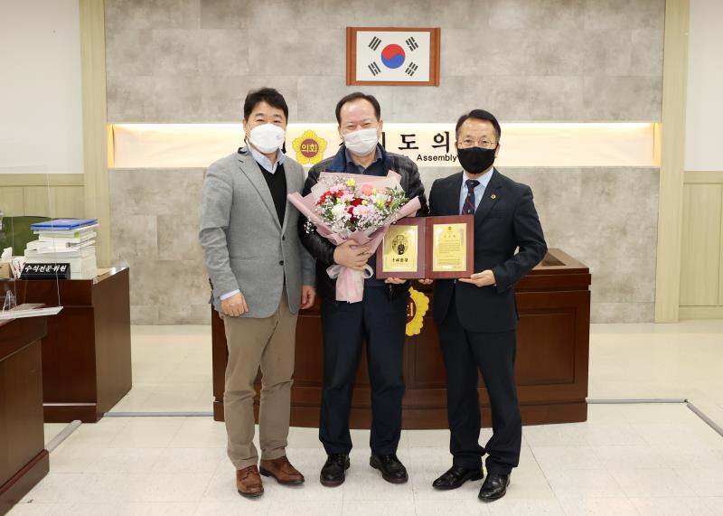 정승현 의회운영위원장 기획재정위원회 오태철 수석전문위원 공로패 수여_8