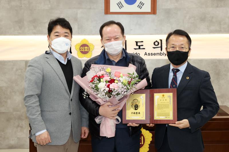 정승현 의회운영위원장 기획재정위원회 오태철 수석전문위원 공로패 수여_9