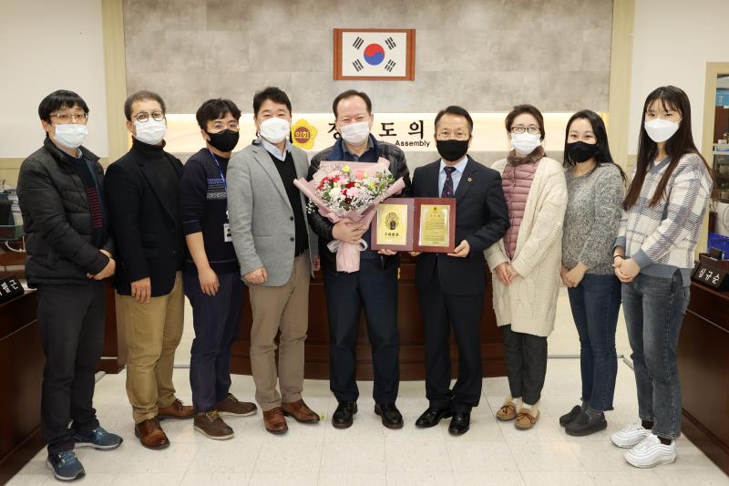 정승현 의회운영위원장 기획재정위원회 오태철 수석전문위원 공로패 수여_10