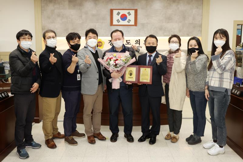 정승현 의회운영위원장 기획재정위원회 오태철 수석전문위원 공로패 수여