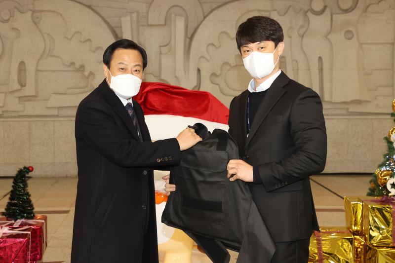 장현국 의장 경기도의회 청사방호직원 방호복 지급_2